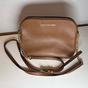 Michael Kors Cindy Dome Crossbody bag made of Saffiano leather